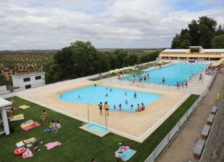Pista reservada à prática de natação na Piscina Municipal de Moura