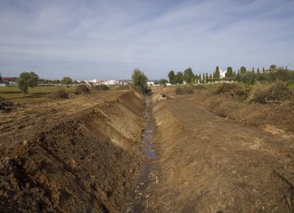 Trabalhos de limpeza e desobstrução de linhas de água em Moura