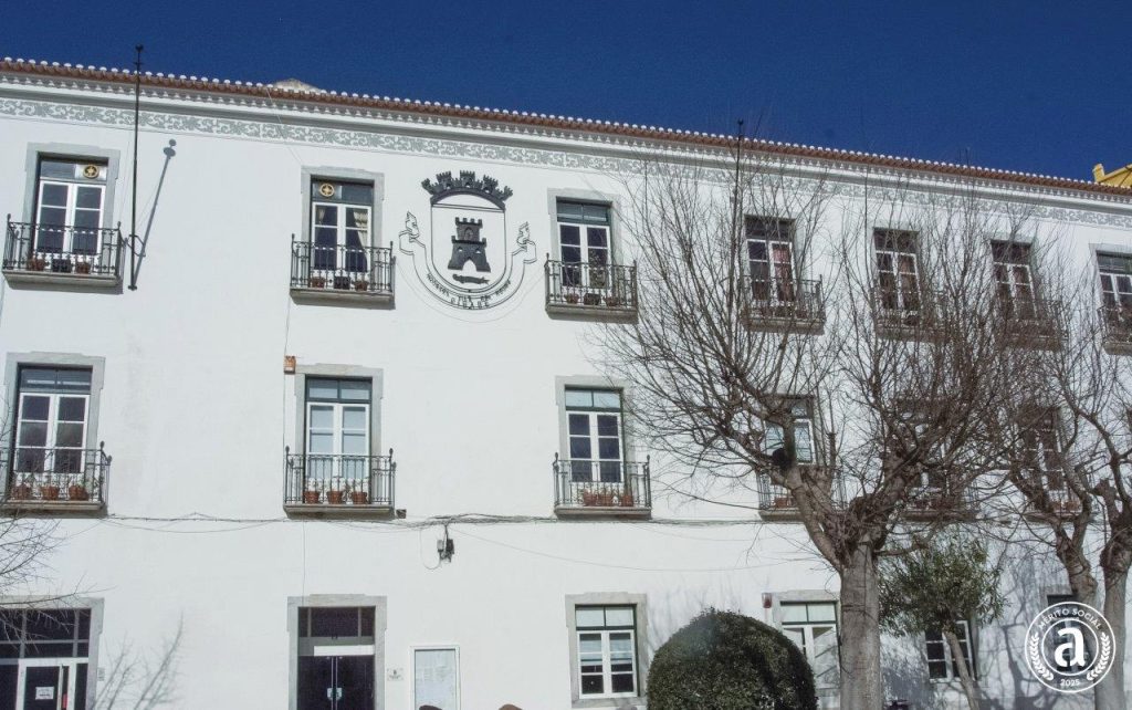 Bandeira de Mérito Social atribuída à Câmara de Moura